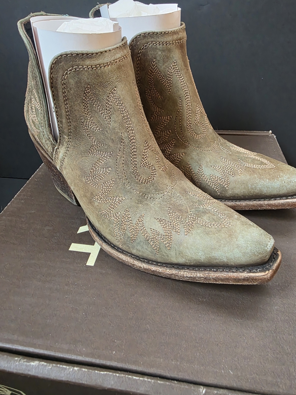 Ariat Dixon